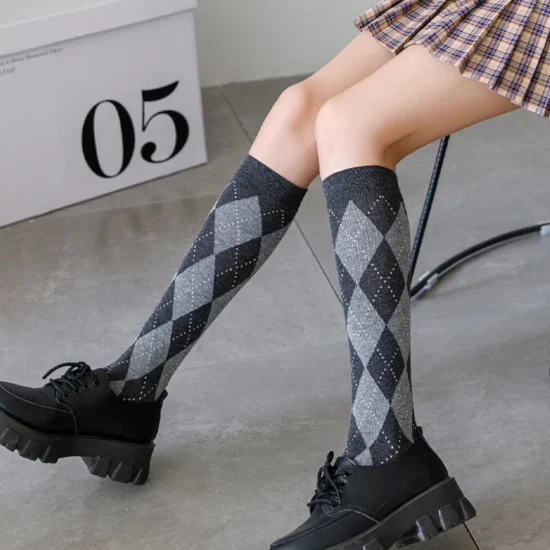 Wholesale Custom Plaid Women′s Middle Cotton Jacquard Crew Dress Socks